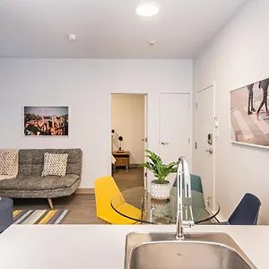 New Urban And Well Located 1 Bedroom By Den Montréal